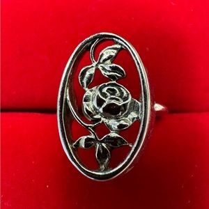 Avon Vintage Ring size 8 silver color with flower design